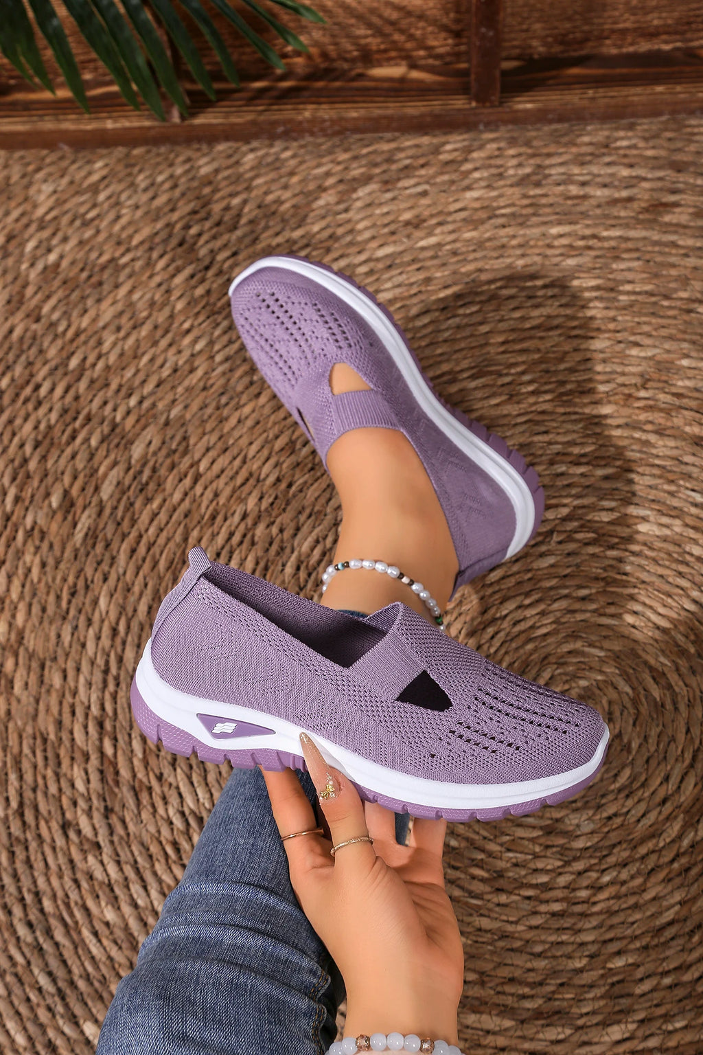 Women's solid color lightweight breathable casual sports shoes, walking soft sole mesh low-top casual shoes.