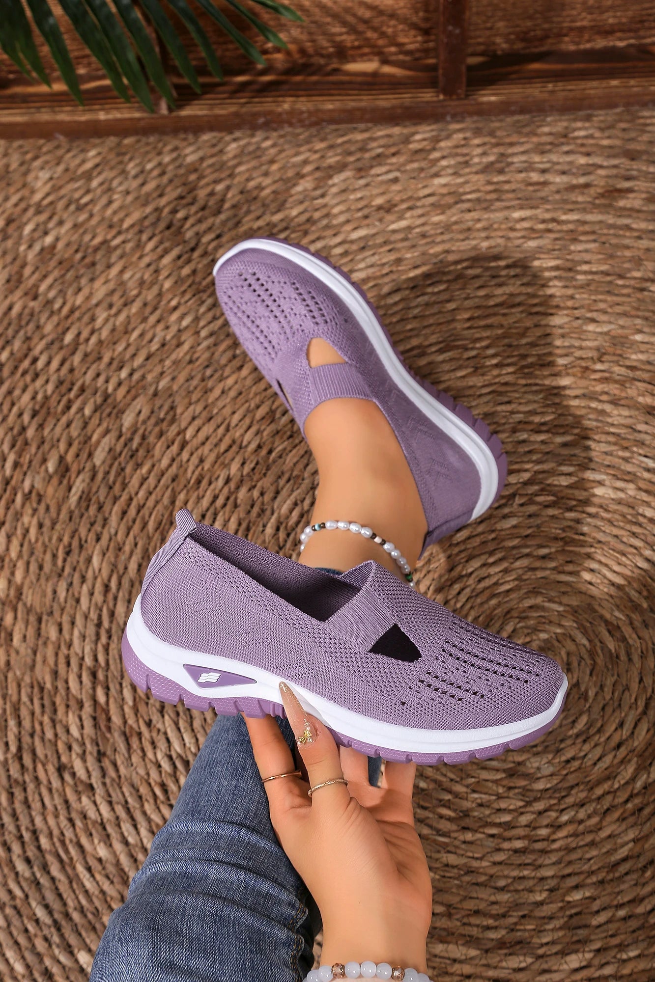 Women's solid color lightweight breathable casual sports shoes, walking soft sole mesh low-top casual shoes.
